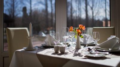 Lotus Therme Hotel Heviz - Das Restaurant Corvinus bietet die Spezialitäten sowohl der ungarischen, als auch der internationalen Küche - ✔️ Lotus Therme Spa Hotel***** Heviz ✔️ Kurhotel Lotus in Heviz