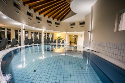 Spa- und Thermalhotel in Heviz - Lotus Therme und Spa Hotel - gedecktes Thermalbecken im Hotel - ✔️ Lotus Therme Spa Hotel***** Heviz ✔️ Kurhotel Lotus in Heviz