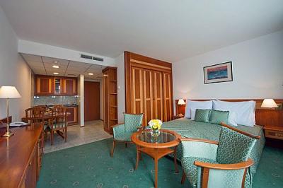 Kurzurlaub in Hotel Palota Heviz - Appartement Hotel Palace - ✔️ Hotel Palace Hévíz**** ✔️ Wellnesshotel am Hévíz
