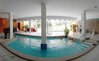 Spa Thermal Hotel Fit Heviz - ein inneres spa relax Schwimmbad  im 4gestirnten Wellnesshotel in Heviz - Hotel Fit*** Heviz - Thermal Hotel Fit in Heviz mit Wellnessaktion und Halbpansion